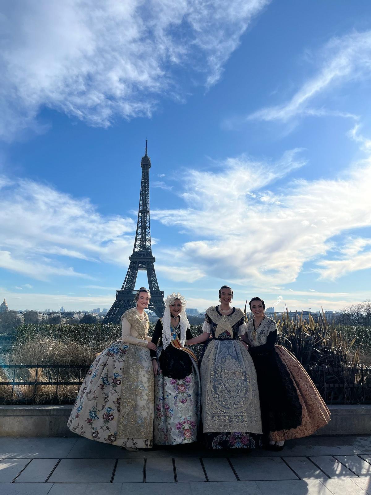 La reina de la Magdalena, Paula Torres con la Fallera Mayor de Valencia, la Bellea del Foc de Alicante y la representante de la Casa de Valencia.