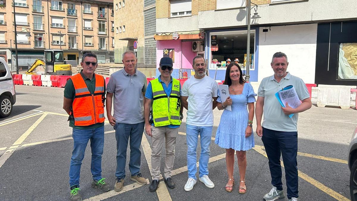 José María Sánchez, Fernando Valdés y Ramón Granados, de la empresa adjudicataria, el alcalde Ángel García, la edil María José Fernández, y Daniel Navarro, técnico municipal.