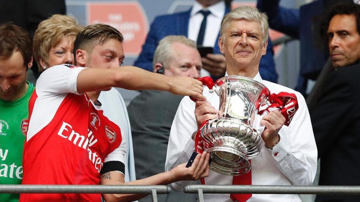 Wenger quiere levantar más trofeos con Özil