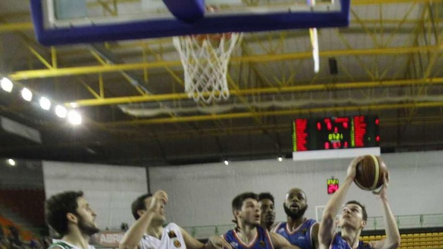 Los cobistas buscan su sexta victoria en el tramo final de la primera vuelta. // Jesús Regal