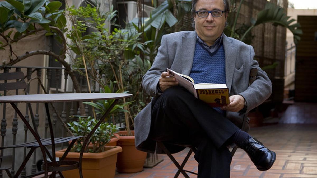 Joan Barril, en la presentación de lu libro '201 contes corrents' en la librerñia Laie de Barcelona, en noviembre del 2009