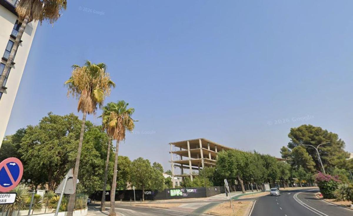 Imagen previa al derribo del edificio 'esqueleto' en la Avenida Alcalde Luis Uruñuela.