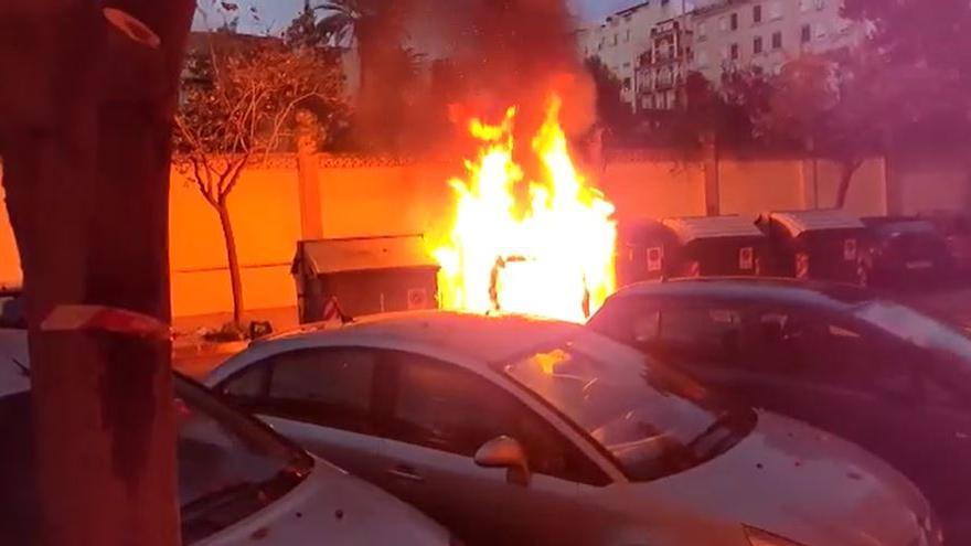 Arde un contenedor en la calle Palleter