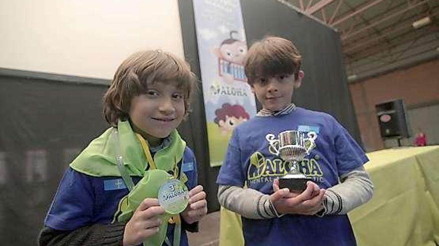 Ignacio López y Gabriel García, con sus premios.