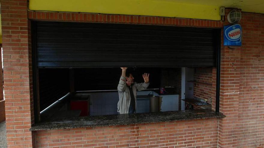 Un operario trabajando ayer en la adecuación del bar del Parque de Invierno.