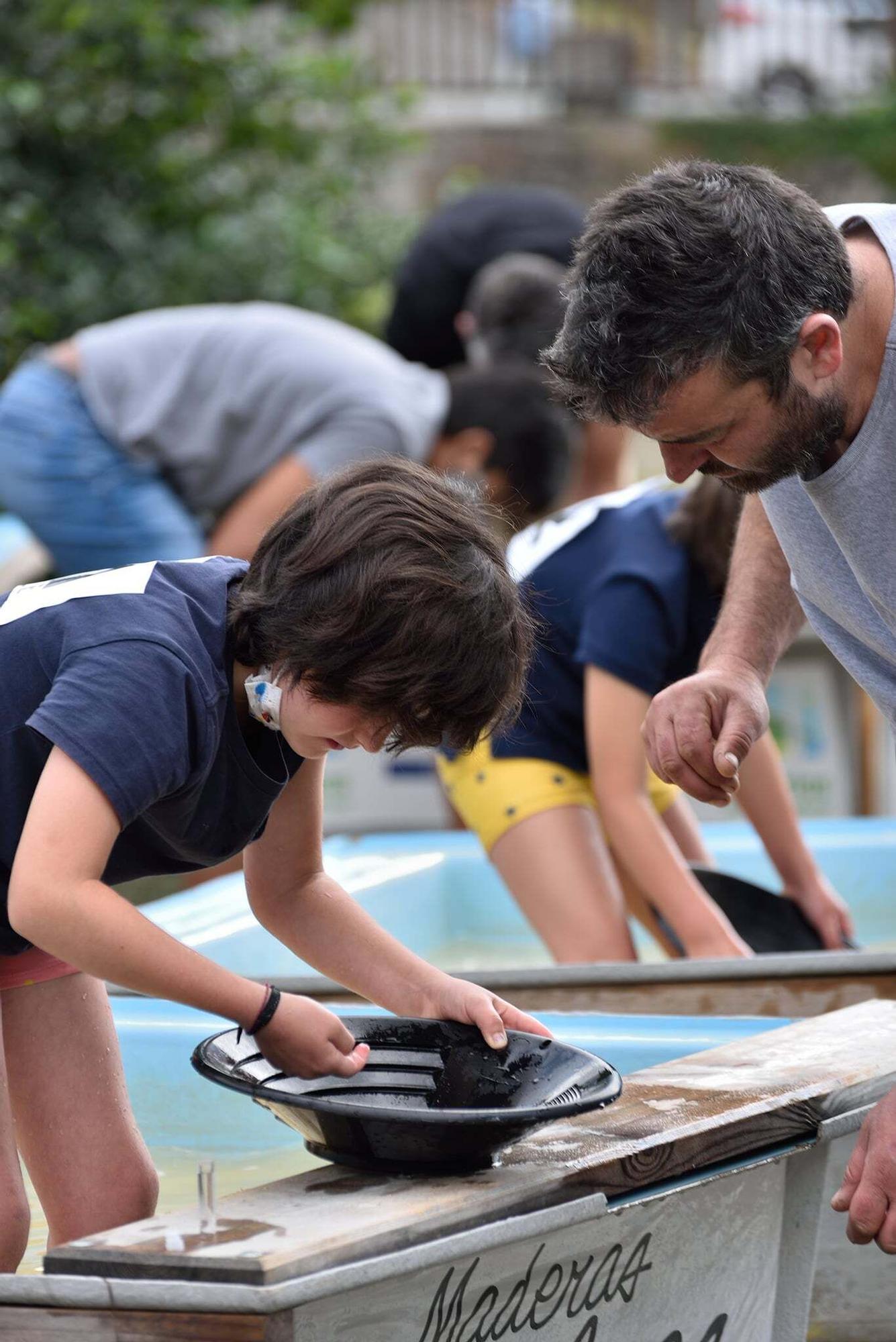 Fotografía de un niño buscando oro.