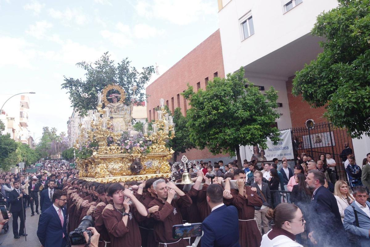 Procesión de la Divina Pastora por el barrio de Capuchinos