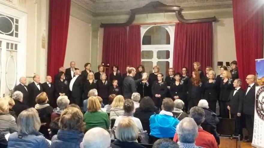 Gran ovación en Llanes para el Coro &quot;Vetusta&quot;