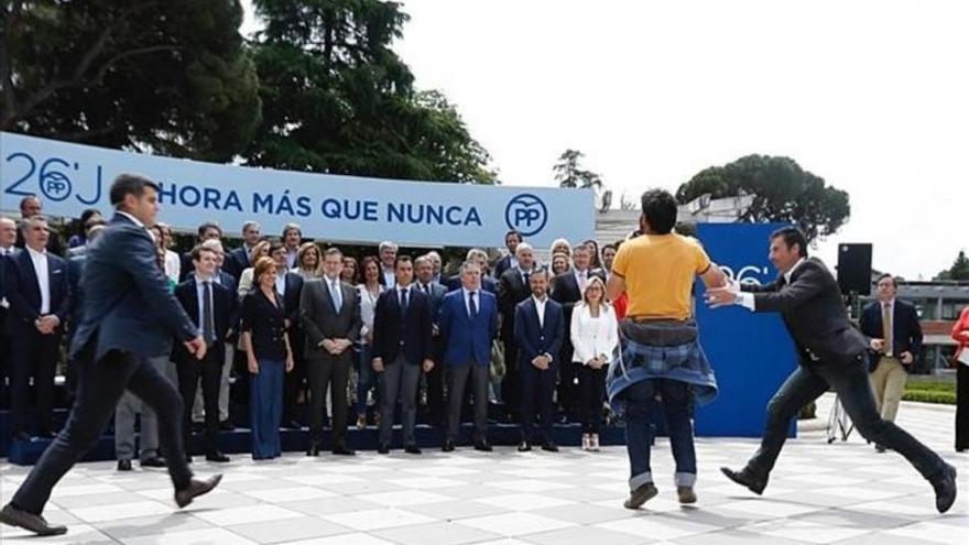 Un hombre interrumpe un acto de Rajoy al grito de &quot;el PP es la mafia&quot;