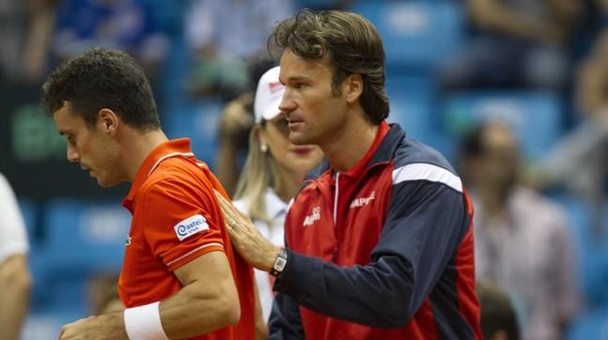 Moyà dóna instruccions a Roberto Bautista en l’eliminatòria amb el Brasil. Moyà dóna instruccions a Roberto Bautista en l’eliminatòria amb el Brasil.