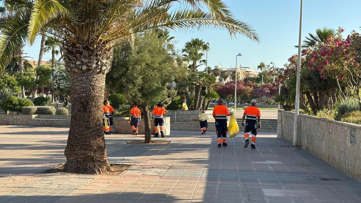 Empleados del servicio de aseo urbano, tras la Noche de San Juan.