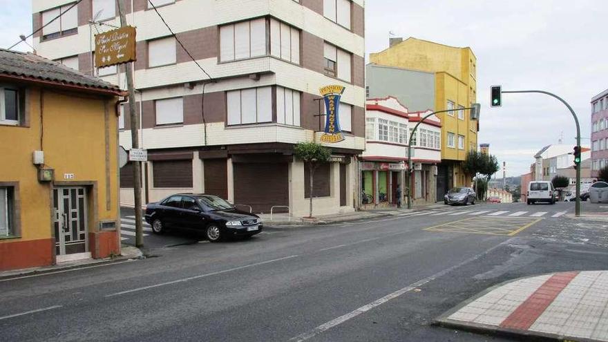 Un coche se incorpora a la travesía de Pastoriza desde el paseo del Santuario.