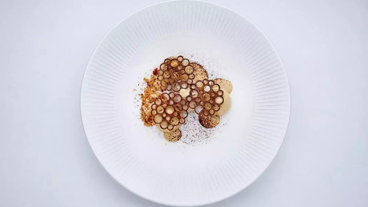 El cremoso de achicorias tostadas con su galleta y sopa de chocolate blanco del restaurante Converso.