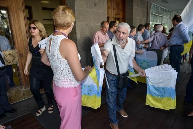 Las Palmas de Gran Canaria 21 Octubre 2016. El presidente del Cabildo, Antonio Morales, leyó un manifiesto en homanaje a.La bandera canaria con siete estrellas verdes que fue izada por primera vez en Gran Canaria en 1961 y causó una gran acogida entre la población, que pronto la asumió como propia como expresión de un sentimiento de identidad y sin ligarla a la reivindicación política con la que había nacido más de medio siglo antes.