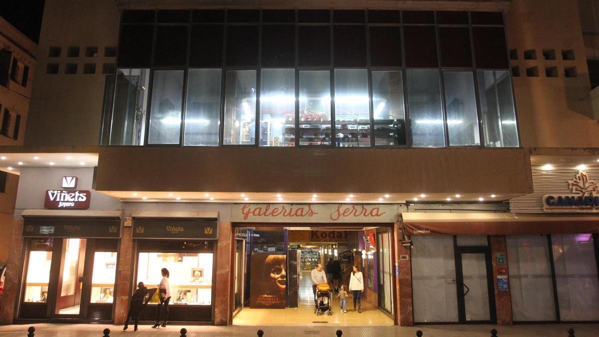 Fachada del cine Serra