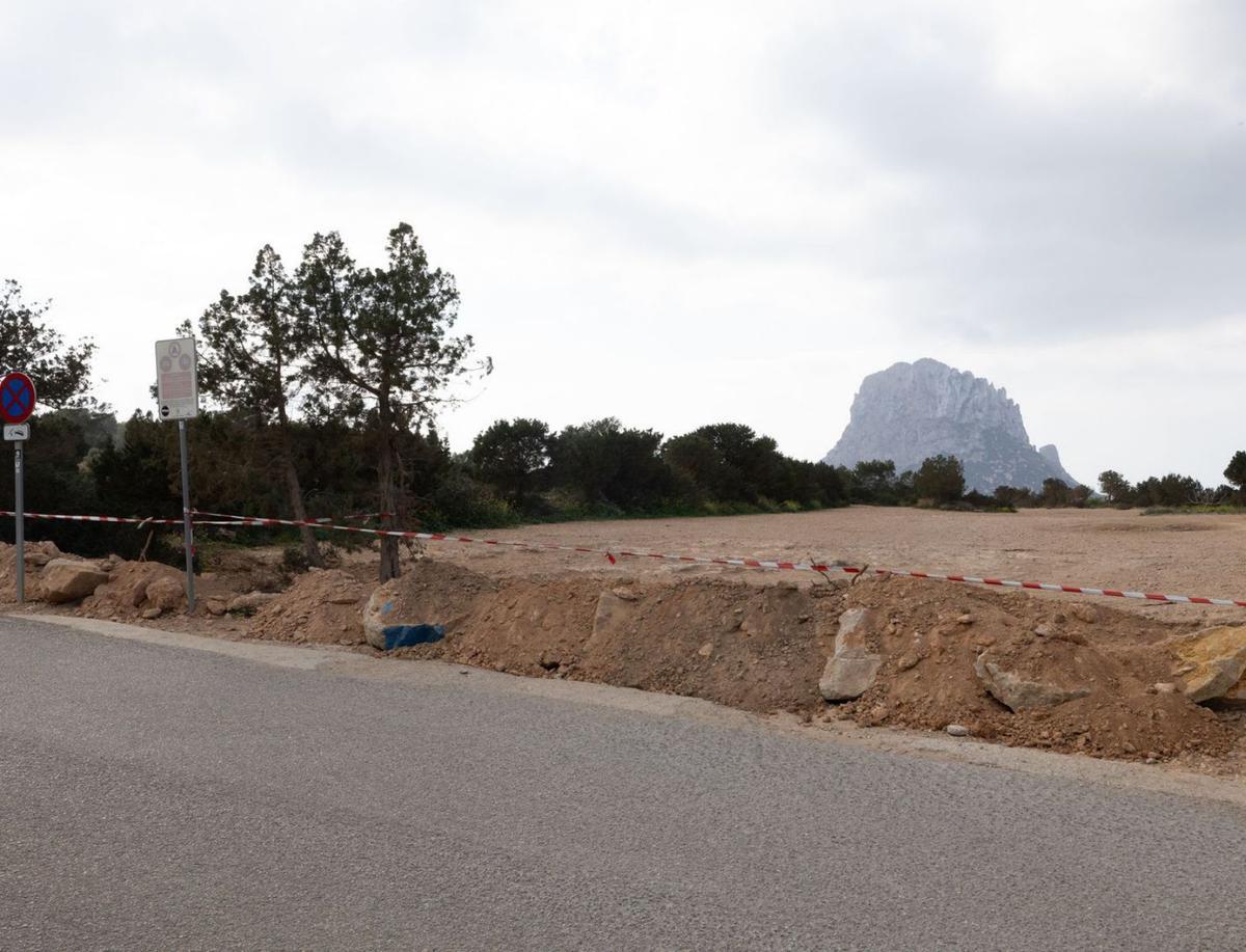 Acceso cerrado a la explanada que se utiliza desde hace años como aparcamiento en Cala d’Hort. | VICENT MARÍ
