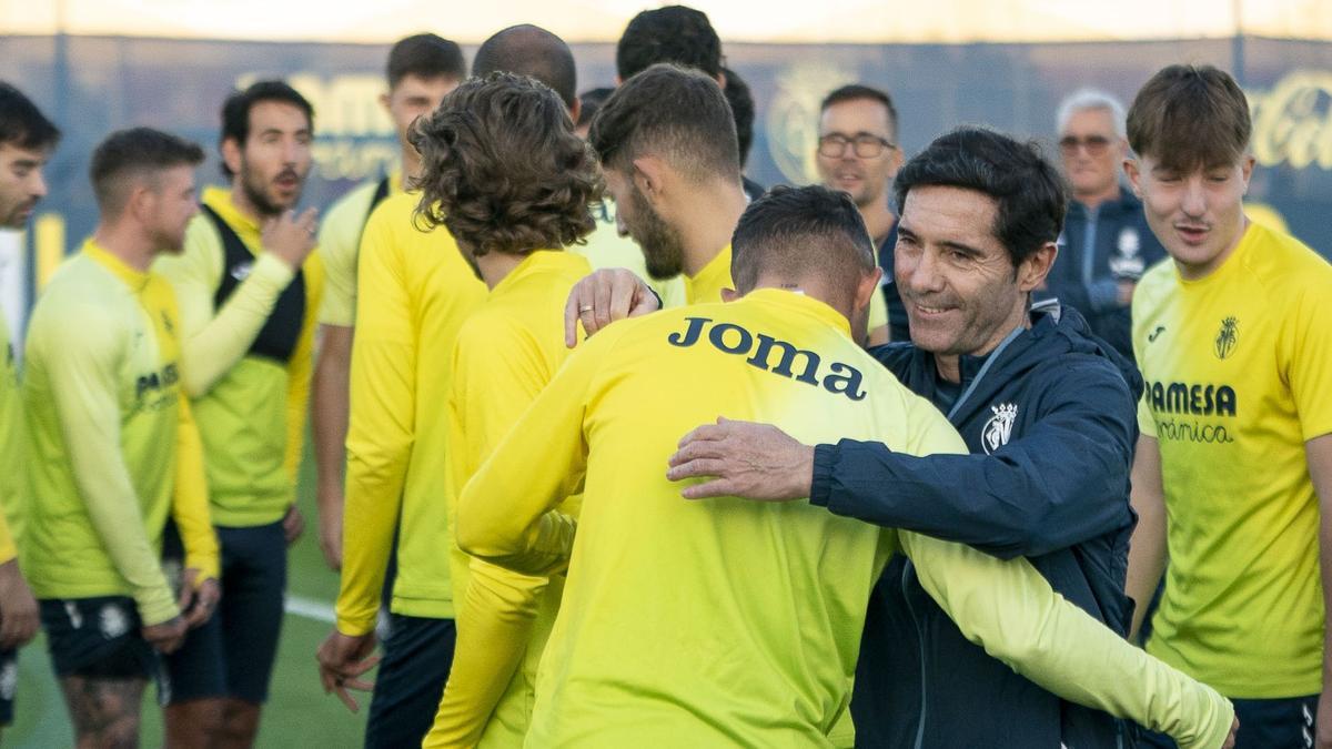 Marcelino García Toral abraza a Yeremy Pino en un entrenamiento del Villarreal.