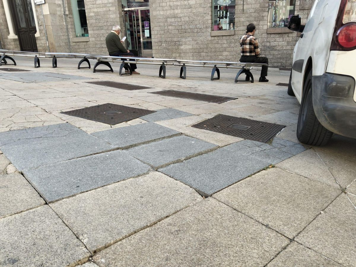 Mal estado del pavimento en la plaza Quemada de Plasencia.