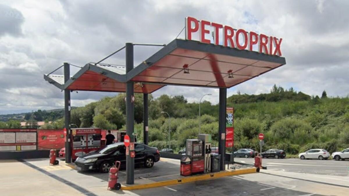 La gasolinera Petroprix de la rúa Amio se sitúa como una de las más baratas para repostar este jueves en Santiago