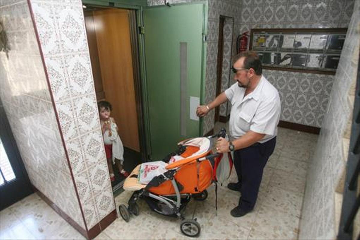Bloques sin ayudas para ascensores reclamarán daños morales a la Junta
