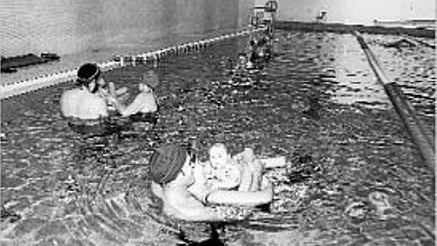 Pares amb els seus nadons, ahir al matí a la piscina del Gimbe