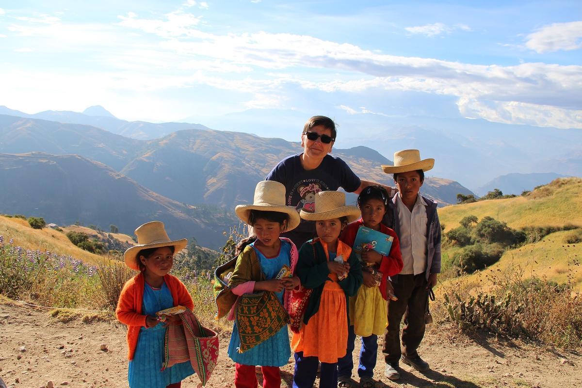 Pilar Muñoz en Cajamarca, con un grupo de niños.