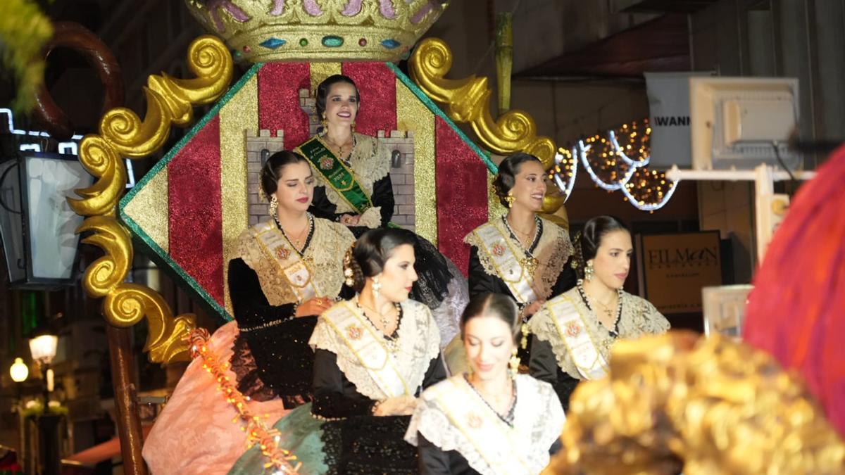 La reina de Castelló, Lourdes Climent, con las damas de la ciutat.