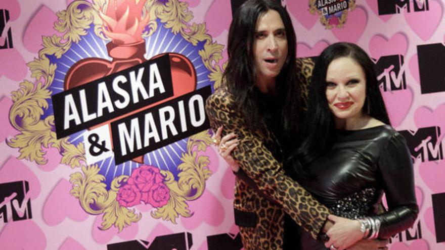 Mario Vaquerizo y Alaska ante un cartel del &#039;reality show&#039; que protagonizan en MTV. | la provincia / dlp