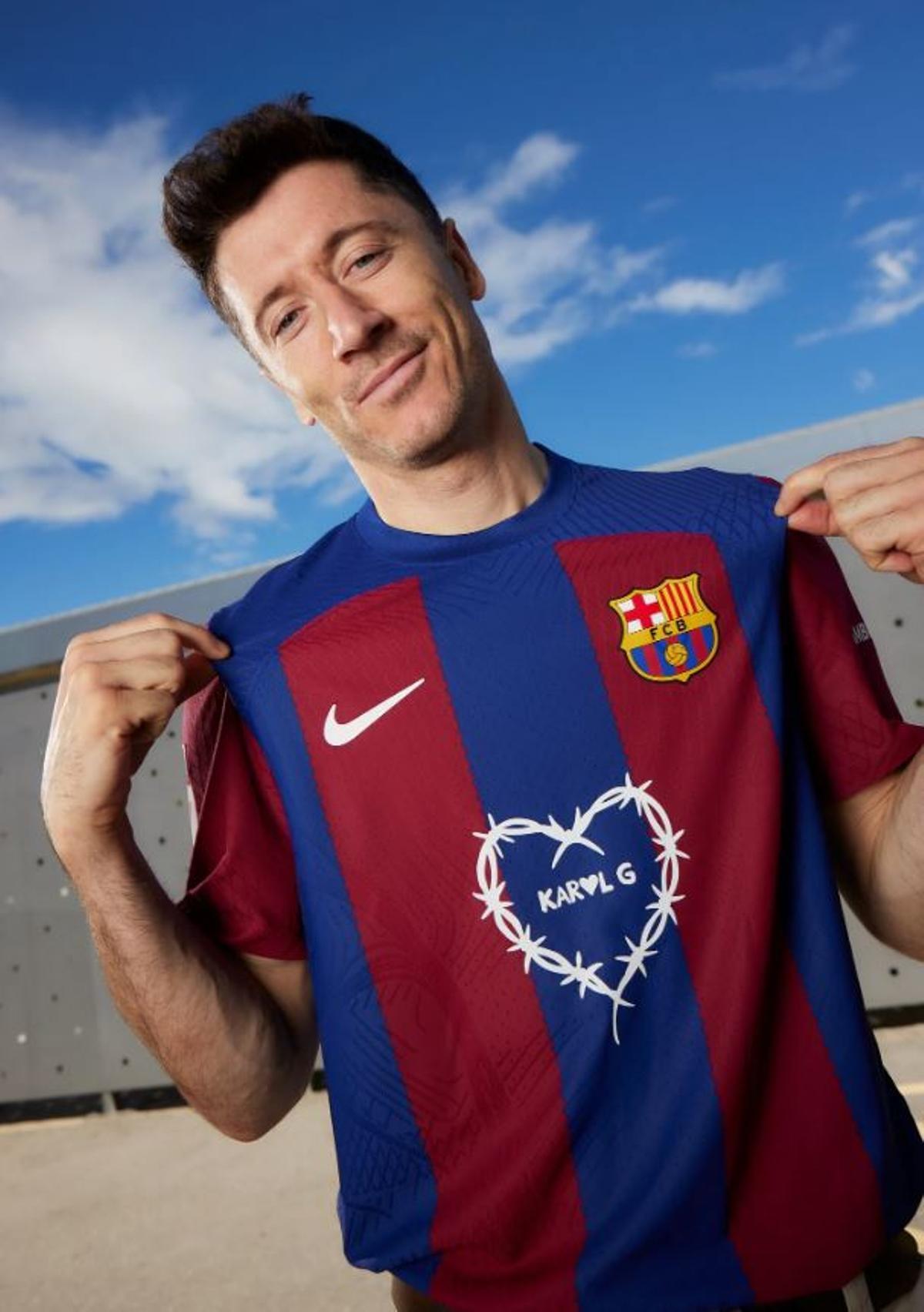 Robert Lewandowski con la nueva camiseta del FC Barcelona