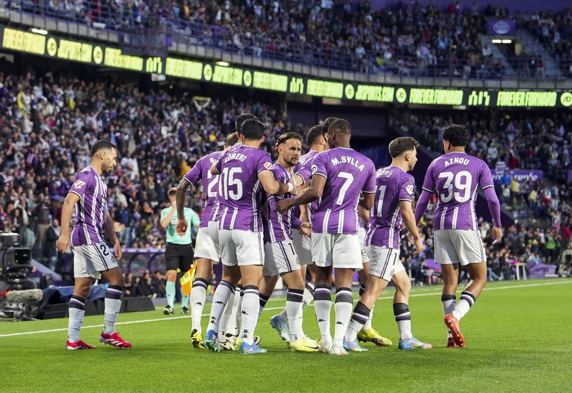 VALLADOLID, 03/05/2025.- El centrocampista del Valladolid Iván Sánchez (c) celebra con sus compañeros tras anotar un gol durante el partido de LaLiga de fútbol que Real Valladolid y FC Barcelona disputan este sábado en el estadio José Zorrilla. EFE/R. García
