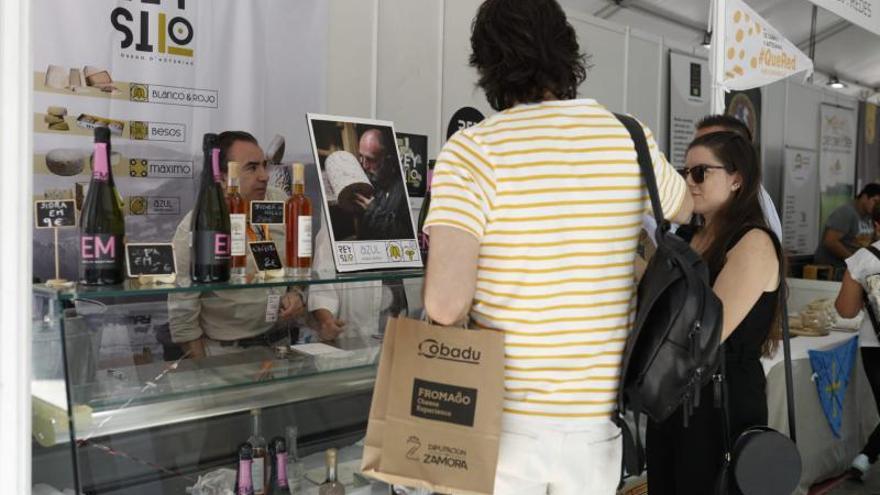 Varios clientes comprando productos en Rey Silo. | Ana Burrieza