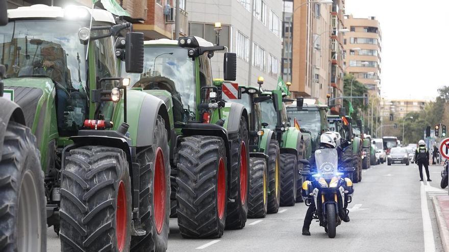 Pitos, aplausos y tractores por el centro de Alicante