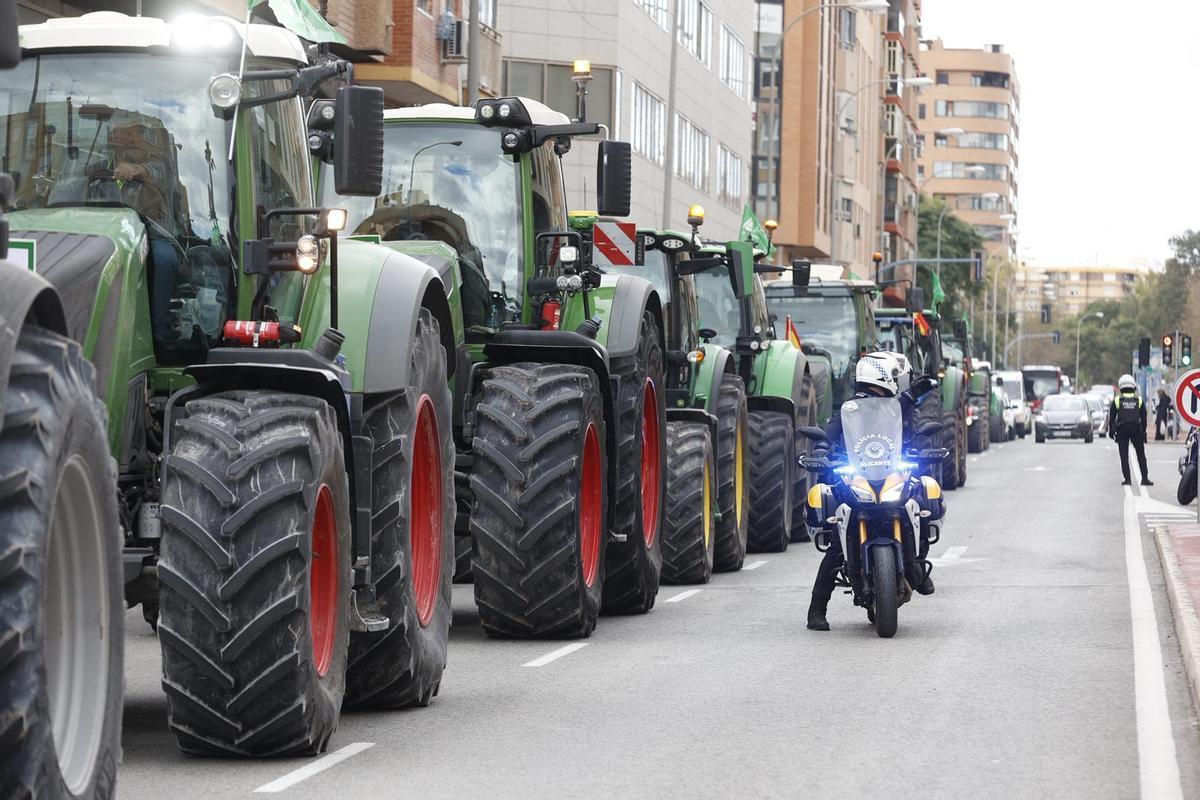 La tractorada bloquea el centro de Alicante: el campo asalta la capital