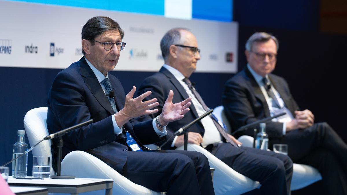 El presidente de CaixaBank, José Ignacio Goirigolzarri, con Fernando Restoy, presidente de Financial Stability Institute, y José Viñals, presidente de Standard Chartered.