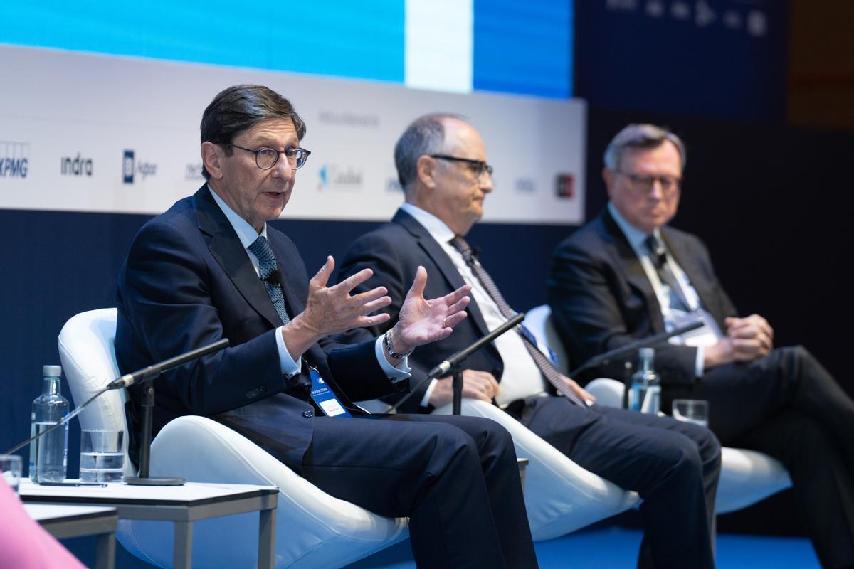 El presidente de CaixaBank, José Ignacio Goirigolzarri, con Fernando Restoy, presidente de Financial Stability Institute, y José Viñals, presidente de Standard Chartered.