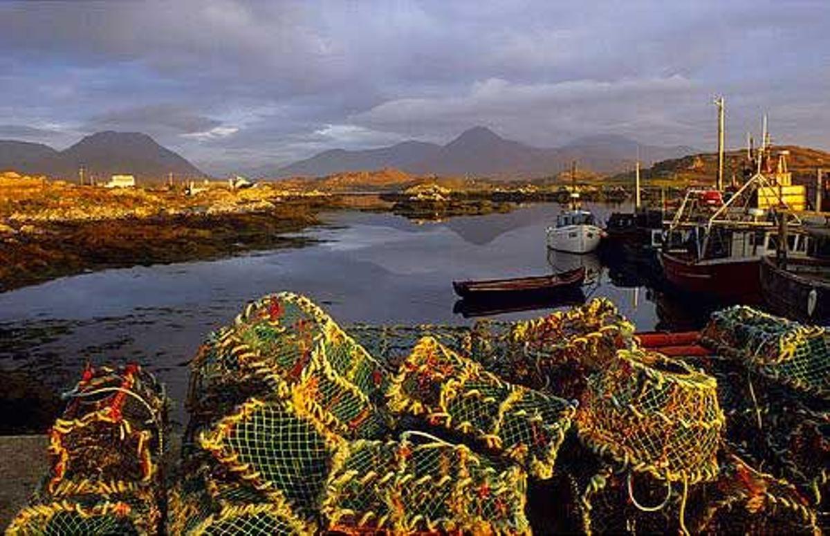 Barcos de pesca y trampas para langosta en el puerto de Ballinakill.