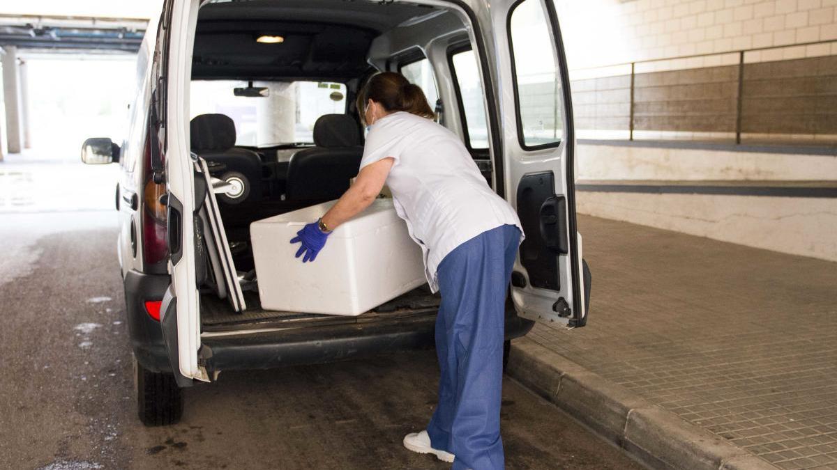 Una trabajadora de Son LlÃ tzer traslada medicamentos