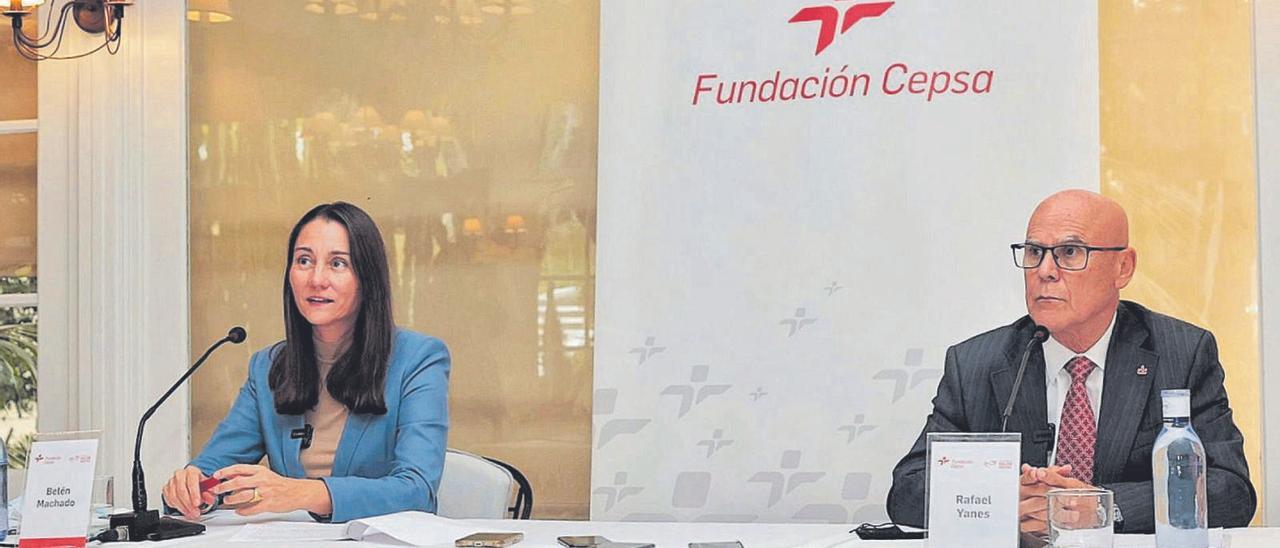 Belén Machado, responsable de la Fundación Cepsa en Canarias, y Rafael Yanes, titular de la Diputación del Común. | | MARÍA PISACA