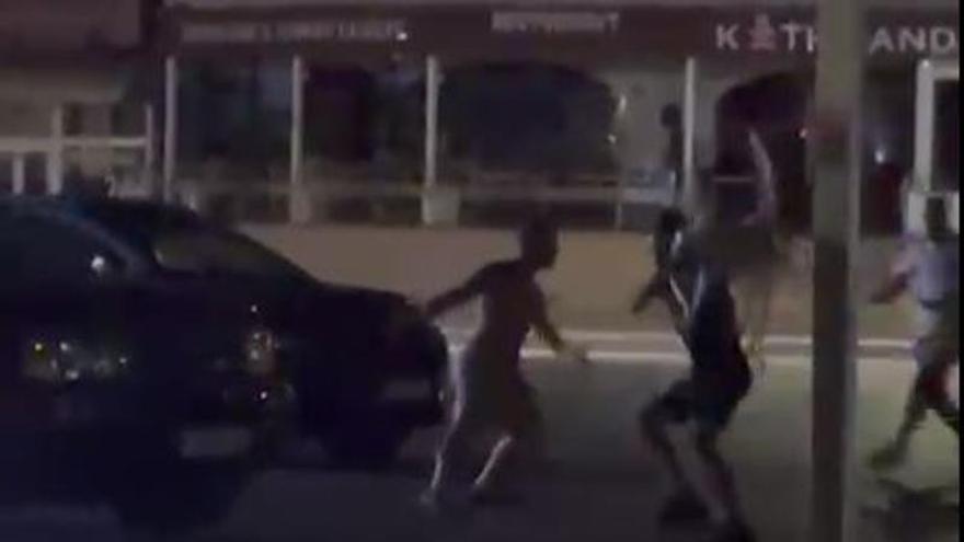 A "hamacazo" limpio: pelea nocturna y futbolera en el Arenal de Xàbia (vídeo)