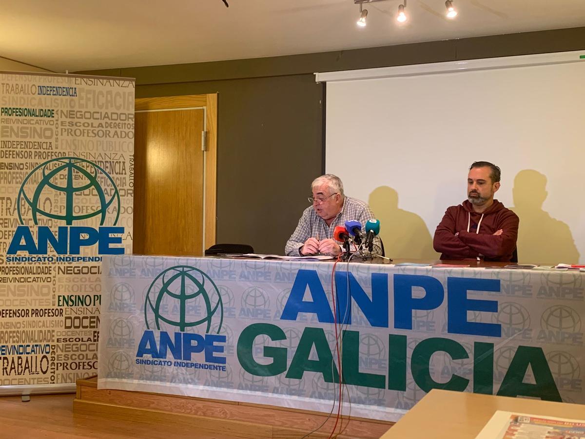 Julio Díaz y Julio Trashorras durante la rueda de prensa en la que presentaron el Informe del Defensor del Profesor durante el pasado curso