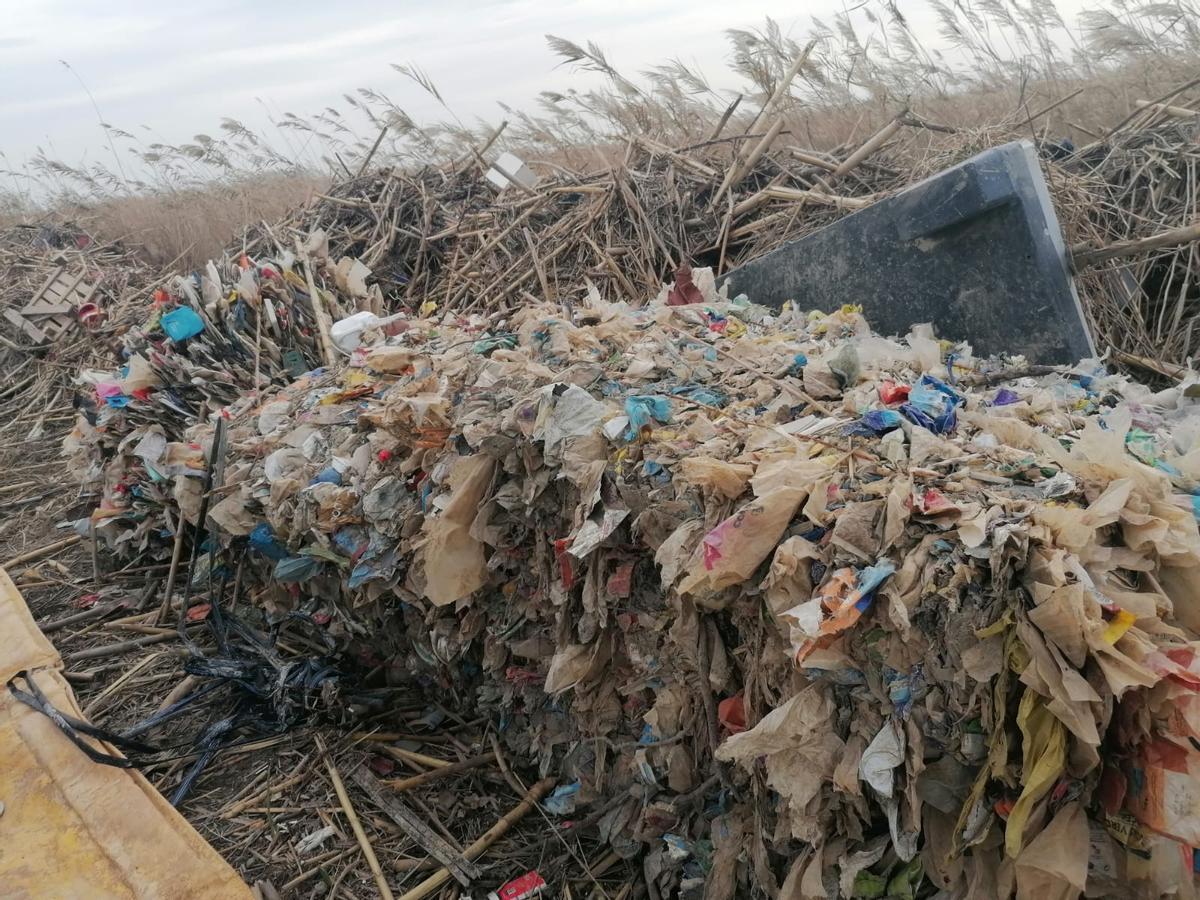 Se están sacando todo tipo de residuos: plasticos, neumativos, coches, balas de basura