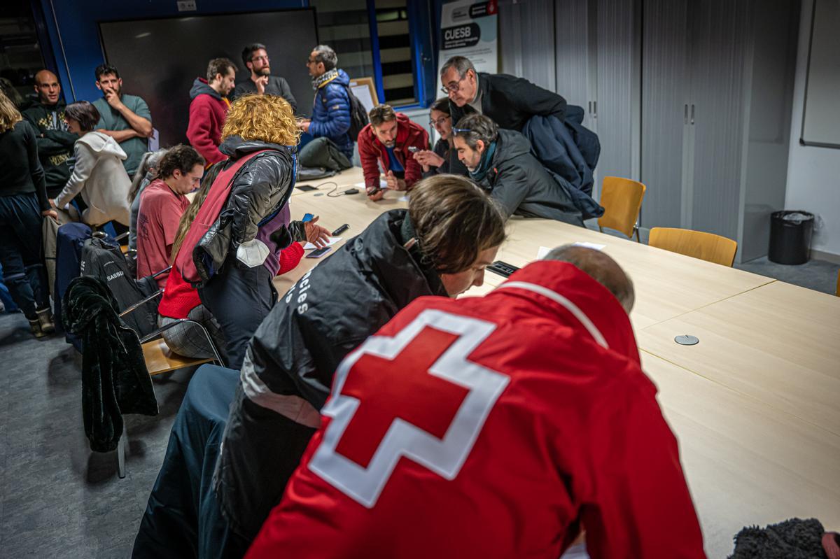 En la operación frío de Barcelona, El Periódico acompaña un equipo de educadores sociales que convencen a las personas sin hogar para refugiarse en las 262 camas extras habilitadas este fin de semana