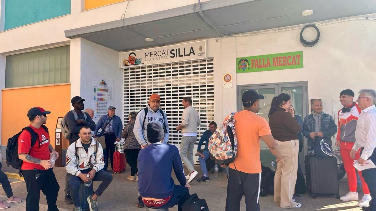 Algunos de los afectados en las inmediaciones de la estación de Silla