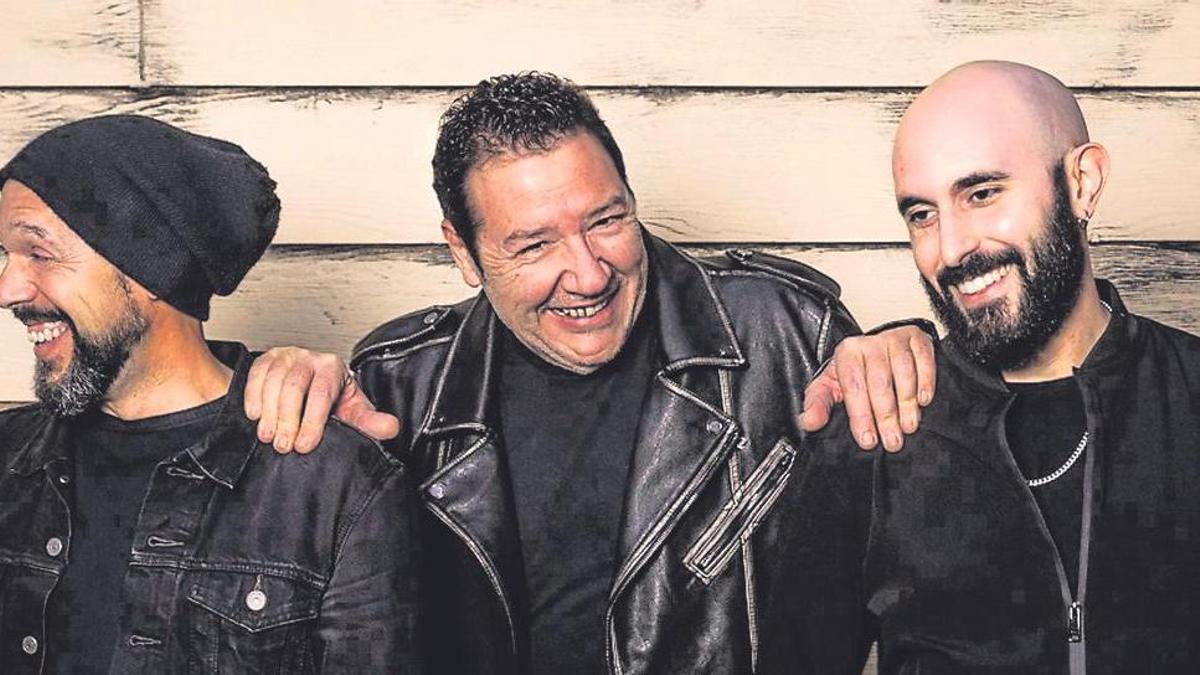 Carlos Goñi, con sus compañeros de Revólver.