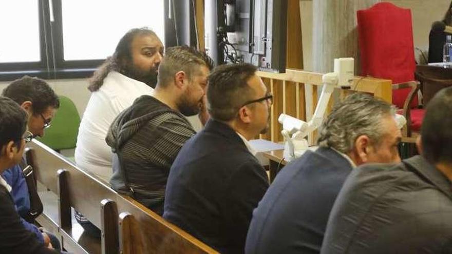Los acusados, durante el juicio, entre ellos Marino Giménez y el guardia civil (primero y tercero respectivamente desde la izquierda y en el primer banquillo).