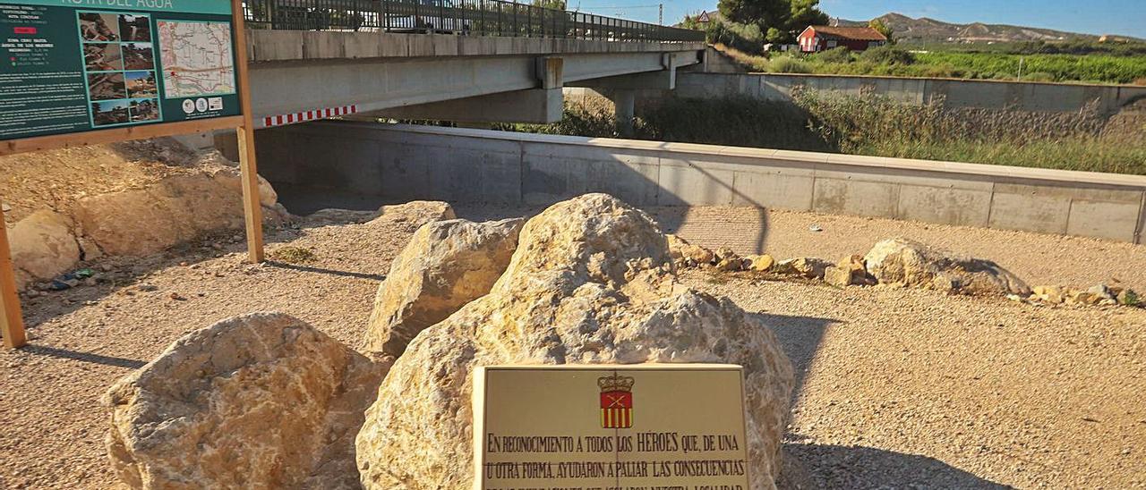 Un monolito en la zona cero de la riada en Almoradí homenajea a los «héroes» que ayudaron.  | TONY SEVILLA