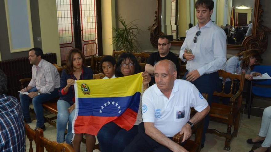 Varios miembros de la Asociación de Venezolanos de Murcia acudieron al Pleno.