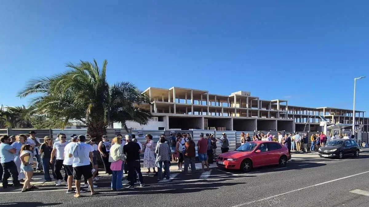 Protesta antiokupa frente al hotel ilegal de la parcela 216 en Costa Teguise (Lanzarote)