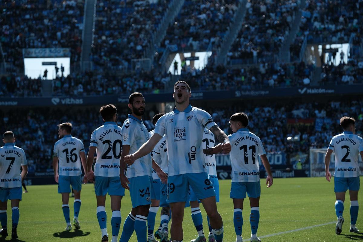 Roberto, goleador por partida doble, celebra ante La Rosaleda.