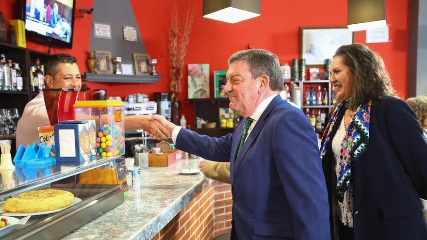 Castilla y León amplía las ayudas de 3.000 euros a los pueblos para que 'salven' sus bares: "Es lo que les da vida"